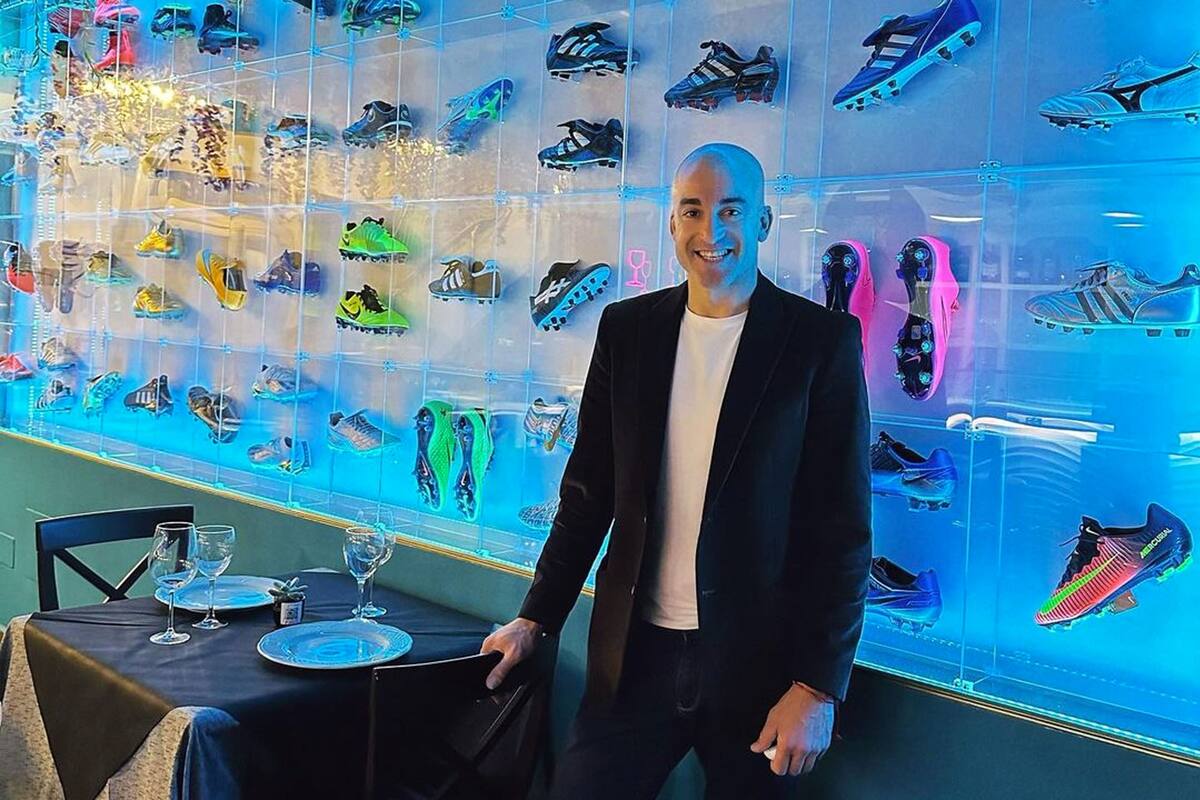 Santiago "El tanque" Silva mostró la decoración de su restaurante con decenas de botines multicolores que fueron utilizados en distintos partidos