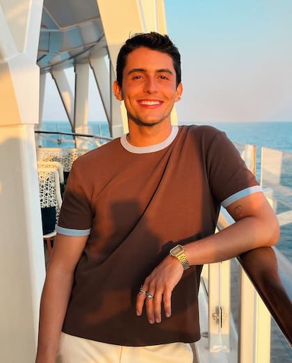 Santiago emigró a Madrid en 2019 luego de graduarse en la licenciatura de Radio, Cine y Televisión en Texas