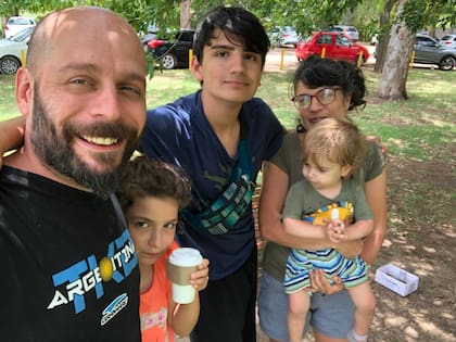 Santiago (en el centro), junto a Grisel (derecha), Joaquín (la pareja de Grisel, izquierda), y sus hermanas
