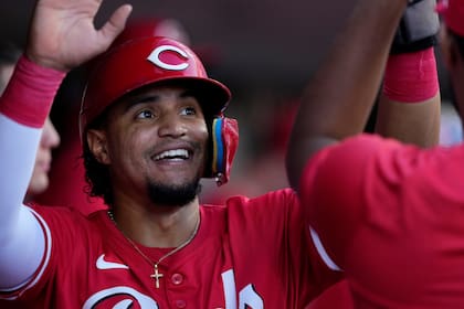 Santiago Espinal, de los Rojos de Cincinnati, celebra después de anotar carrera durante la quinta entrada del juego de béisbol en contra de los Astros de Houston, el lunes 2 de septiembre de 2024, en Cincinnati. (AP Foto/Carolyn Kaster)