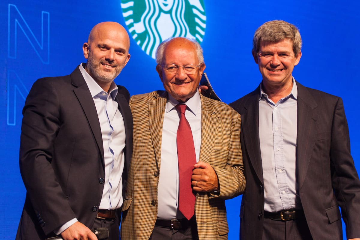 Santiago Farinati, Director General de Alsea Sudamérica, junto a Abel Albino, Presidente de CONIN y Fernando Uranga, Director del Banco de Alimentos Bs. As.