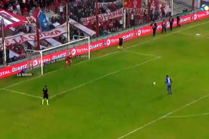 Santiago García convirtió el primer penal para el Tomba en Córdoba