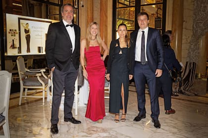 Santiago Garrahan (gerente de Marketing de Ellerstina) y su mujer, Eugenia Hitce, posan junto a Nicolás Muñoz (gerente general de Colgas, GEP -Grupo Prieto) y su mujer, Florencia