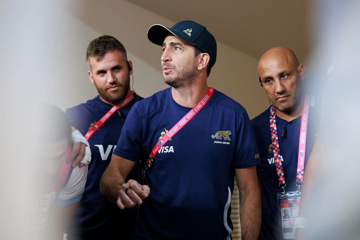 Santiago Gómez Cora con sus colaboradores, el PF Manuel Padrín y el asistente técnico Leonardo Gravano, durante el Seven de Hong Kong