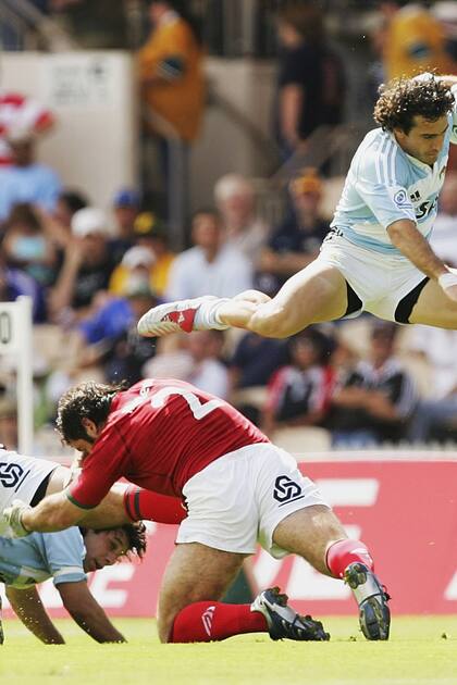Santiago Gómez Cora, el mejor jugador argentino de la historia del seven, vuela sobre rivales de Portugal en 2007; hoy es el coach del gran sueño en París 2024
