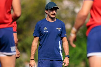 Santiago Gómez Cora, entrenador de los Pumas 7s, durante una práctica en Hong Kong