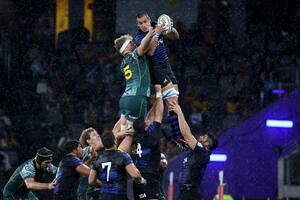 Santiago Grondona y Matt Philip luchan por la pelota en lo alto durante el partido que disputan Los Pumas vs. los Wallabies en Sidney.