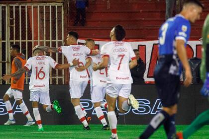 Santiago Hezze marcó el gol de Huracán; sus compañeros, envueltos en júbilo