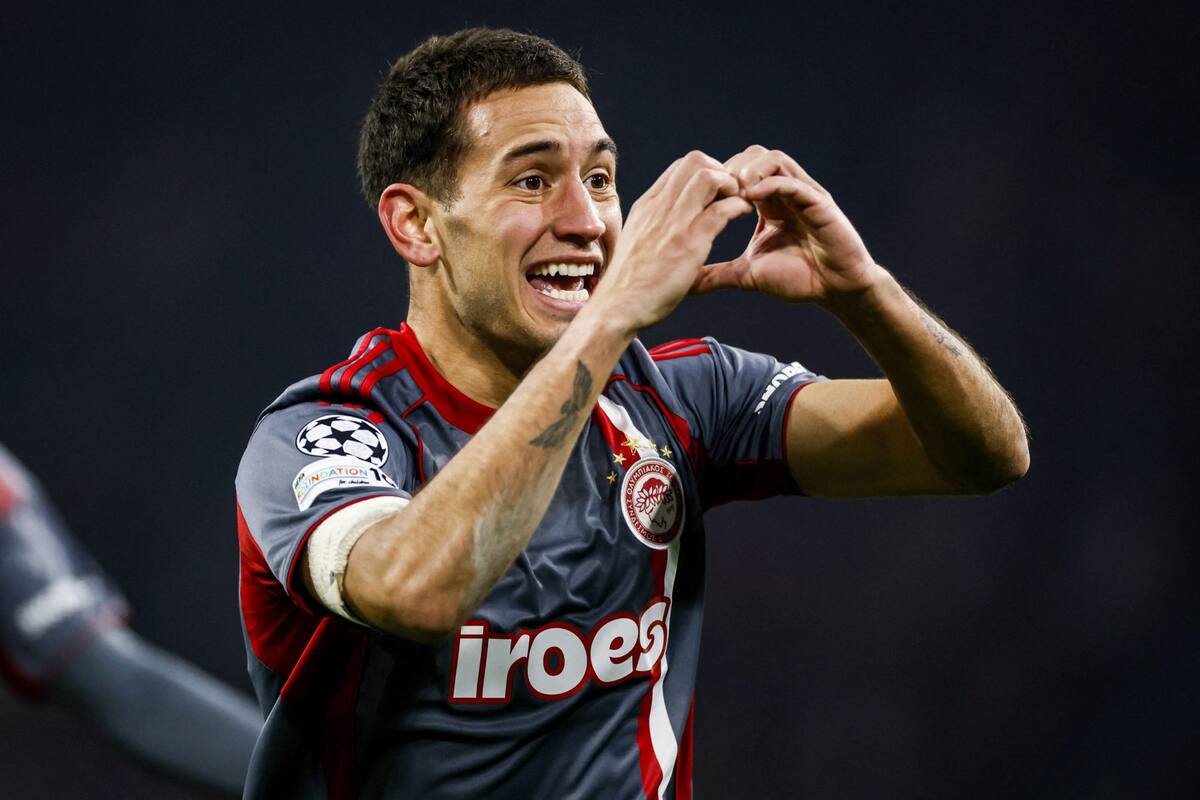 Santiago Hezze marcó un cabezazo espectacular para darle la victoria y el pase a los playoffs de la Champions League a Olympiacos