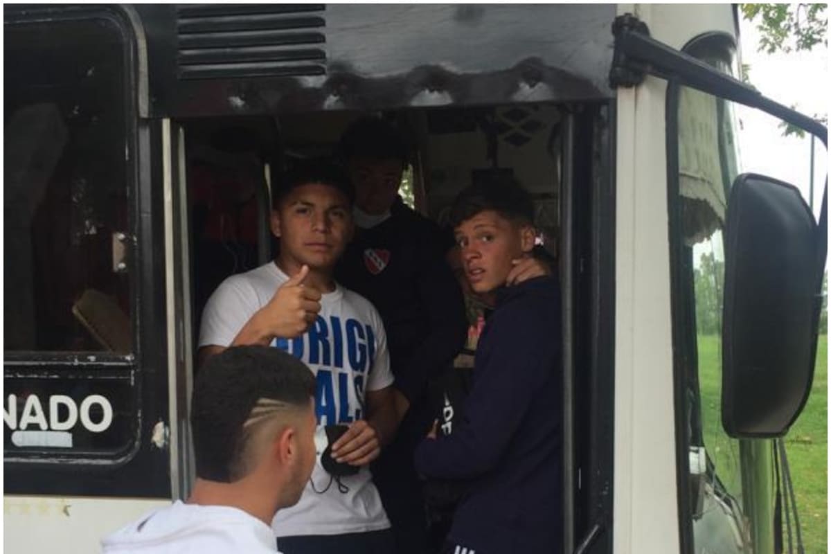 Santiago Hidalgo (de negro) rumbo al colegio de Independiente