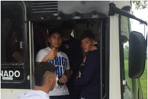 Santiago Hidalgo (de negro) rumbo al colegio de Independiente