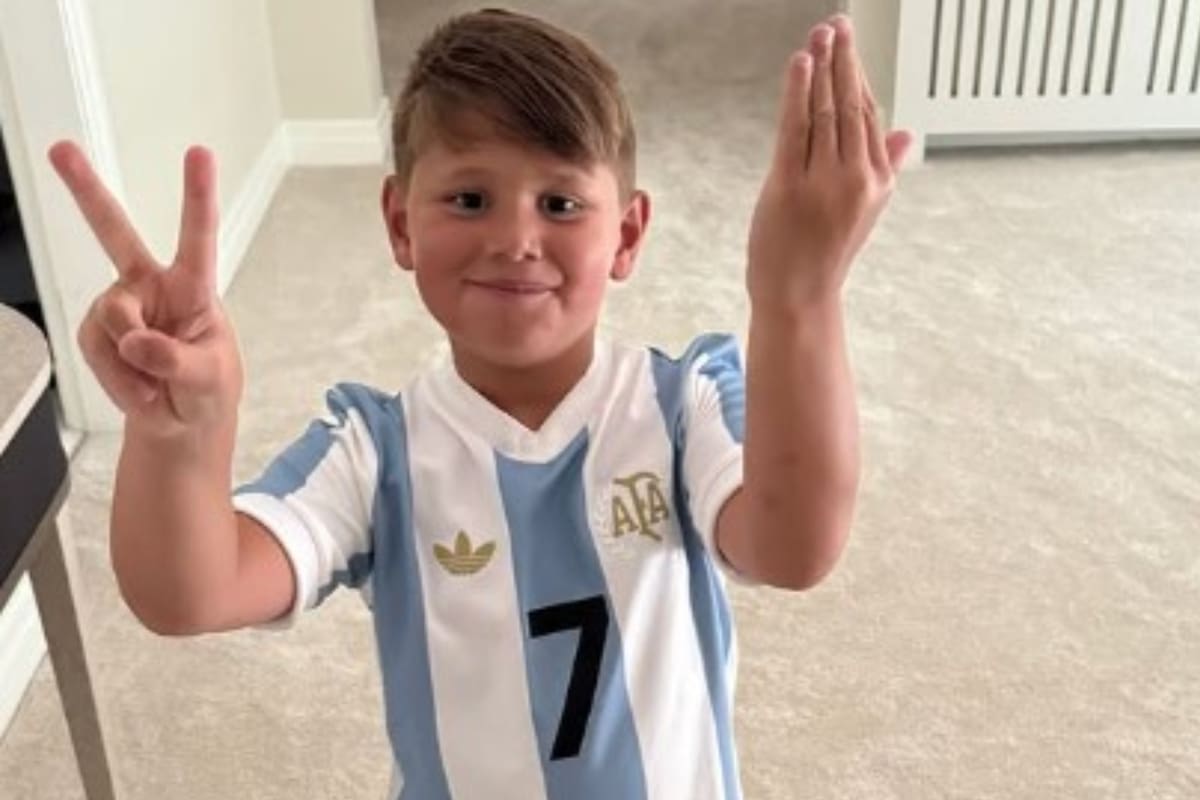 Santiago, hijo del Dibu Martínez, participó en un ida y vuelta entre su papá y Rodrigo De Paul