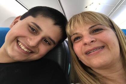 Santiago junto a su madre