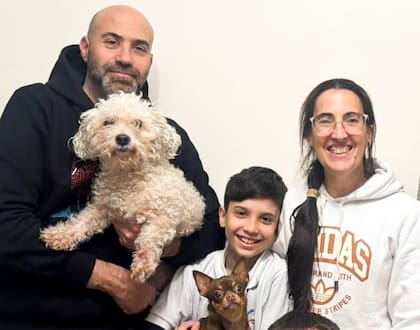 Santiago junto a sus padres, Diego y Natalia, y sus mascotas