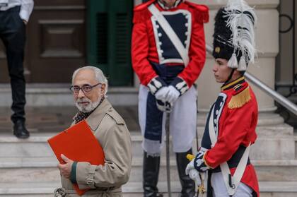 Santiago Kovadloff ante de ingresar
