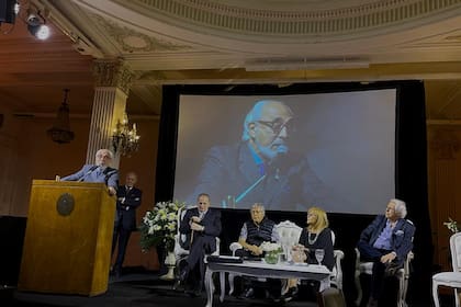 Santiago Kovadloff recibió el Gran Premio de Honor 2022 que entrega la Fundación Argentina para la Poesía, acompañado por Antonio Requeni, Norberto Barleand, Lidia Vinciguerra y Alejandro Roemmers
