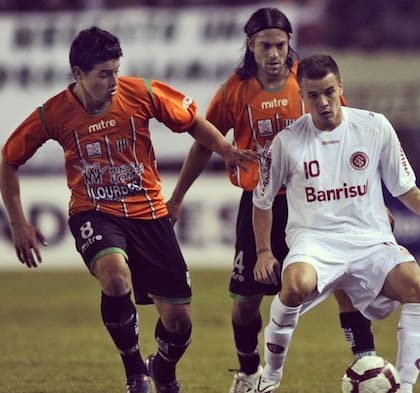 Santiago Ladino observa a James Rodríguez, su compañero en Banfield, y Andrés D'Alessandro, por aquel entonces, jugador del Inter de Porto Alegre