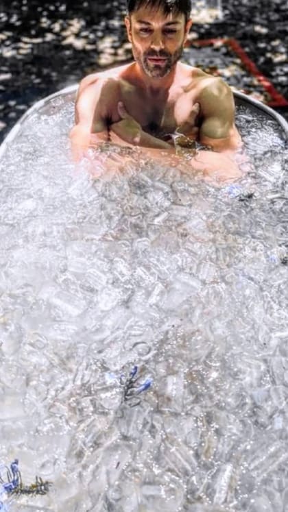 Santiago Ladino sumergido en una tina de agua congelada: de eso trata el método Wim Hof