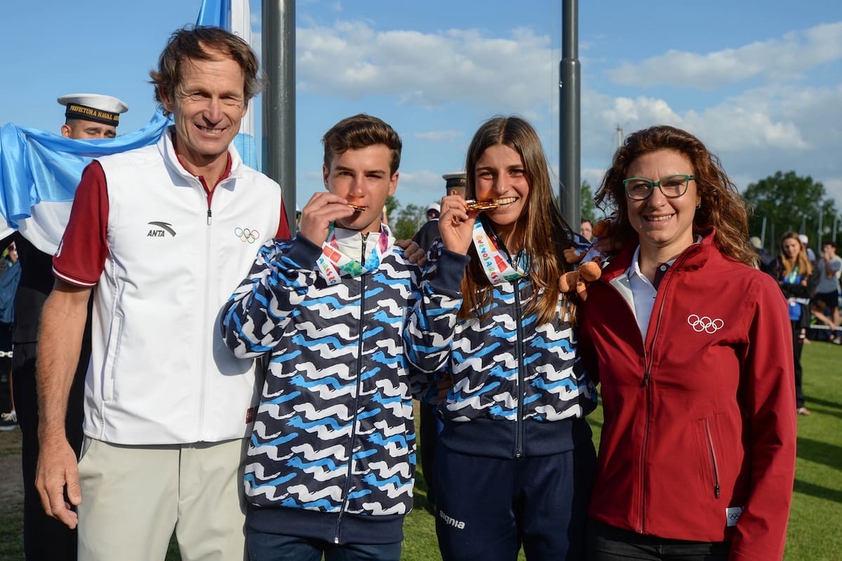 Santiago Lange y Cecilia Carranza flanquean a los ganadores de oro