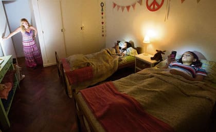 Santiago Lezica, con su celular prendido y siempre a mano en la mesita de luz