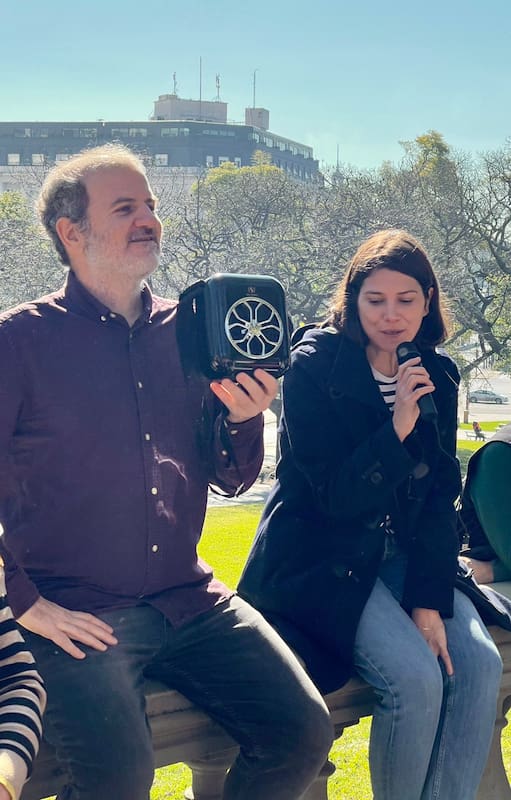 Santiago Llach y Catalina Lascano, los organizadores de las caminatas, en un mirador de Retiro.