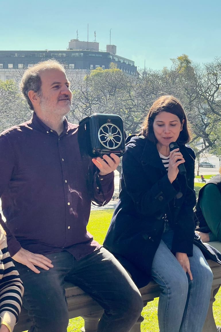 Santiago Llach y Catalina Lascano, los organizadores de las caminatas, en un mirador de Retiro.