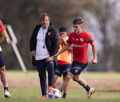 Santiago López Grobin bajo la mirada de Ricardo Zielinski, que lo hizo debutar en la primera del Rojo