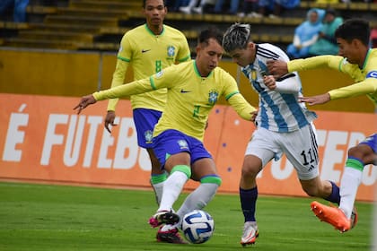 Santiago López intenta desequilibrar entre la marca de Vitor Gabriel y el capitán Vitor Reis; la Argentina cayó con Brasil en la última jornada del Hexagonal final del campeonato Sudamericano Sub 17