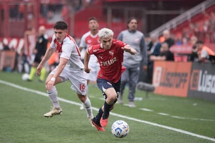 Santiago López intenta una gambeta ante la marca de Francisco Alvarez; Independiente no pudo ganar como local
