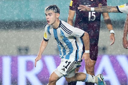 Santiago López, una de las figuras que tiene la selección argentina Sub 17, metió un doblete contra Venezuela