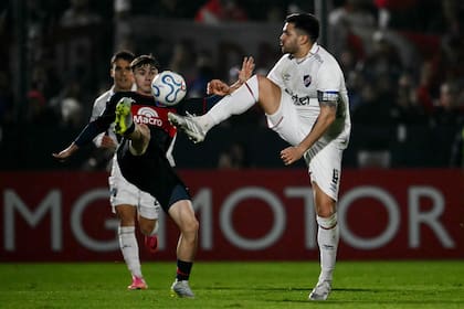 Santiago López y Maximiliano Gómez, goleadores en la tarde-noche de Victoria