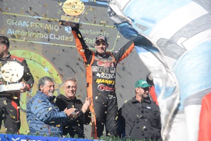 Santiago Mangoni, ganador del Gran Premio Banco Santa Fe del TC en Rafaela, recibe el trofeo de manos de Luis Núñez, Gerente General de Banco Santa Fe