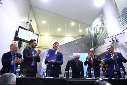 Santiago Maratea en conferencia de prensa en la Inspección General de Justicia junto a Juan Marconi, vicepresidente de Independiente, y Ricardo Nissen, titular de la IGJ