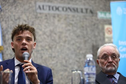 Santiago Maratea en conferencia de prensa en la Inspección General de Justicia junto a Ricardo Nissen