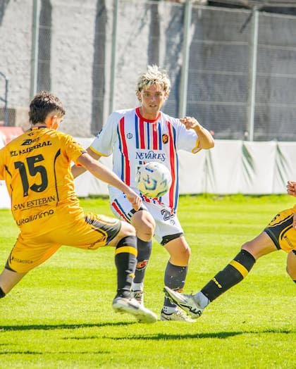 Santiago Maratea juega en la Reserva de Colegiales
