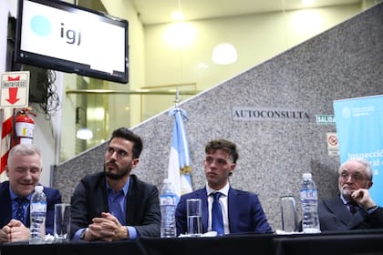 Santiago Maratea, junto al vicepresidente de Independiente, Juan Marconi, y autoridades de la Inspección General de Justicia, cuando acordaron la reglamentación del fideicomiso