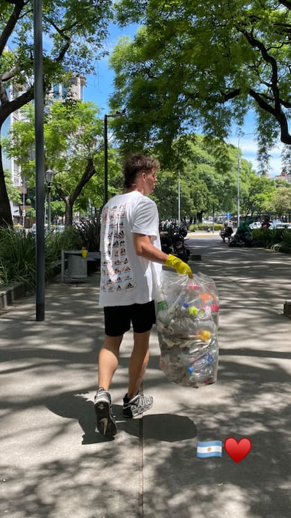 Santiago Maratea recolectó basura del Obelisco luego de los festejos por la Copa del Mundo y lo mostró en redes sociales