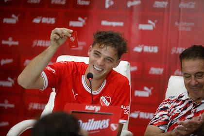 Santiago Maratea se puso la camiseta de Independiente y encabeza una colecta para que Independiente salde gran parte de sus deudas.