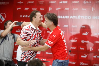 Santiago Maratea y el abrazo con Pepe Santoro, símbolo de Independiente y hombre de confianza para la colecta que realiza por el Rojo de Avellaneda