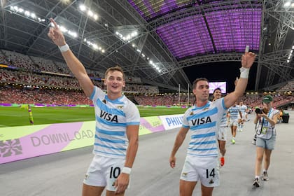 Santiago Mare y Joaquín Pellandini disfrutan tras la victoria de los Pumas 7s ante Gran Bretaña en Singapur