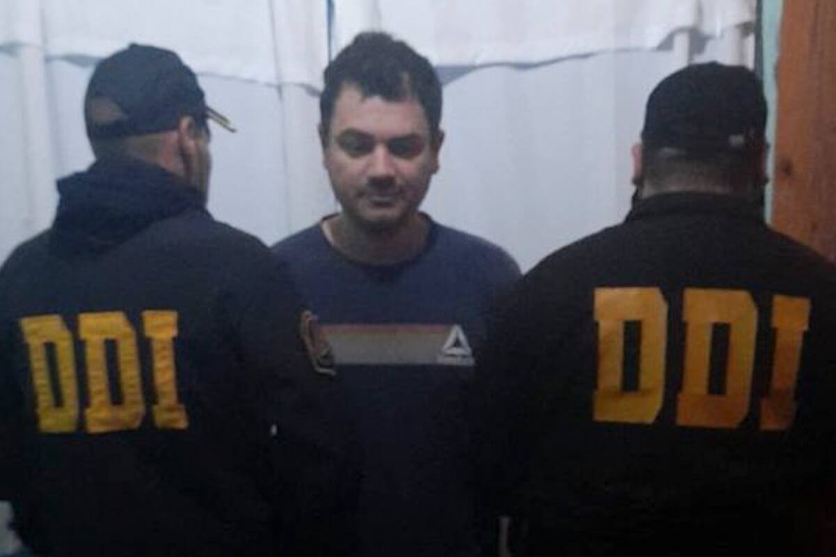 Santiago Mazzini, el abogado que estaba prófugo desde agosto pasado después de haber arrollado y matado con su camioneta al piloto de aviones Julián Giménez, hecho ocurrido en Vicente López, fue detenido en las últimas horas por detectives de la policía bonaerense.