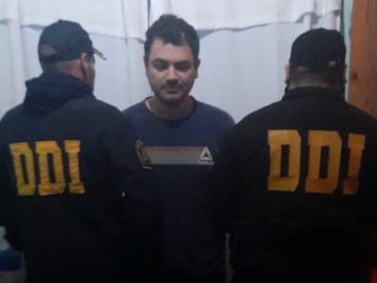 Santiago Mazzini, el abogado que estaba prófugo desde agosto pasado después de haber arrollado y matado con su camioneta al piloto de aviones Julián Giménez, hecho ocurrido en Vicente López, fue detenido en las últimas horas por detectives de la policía bonaerense.