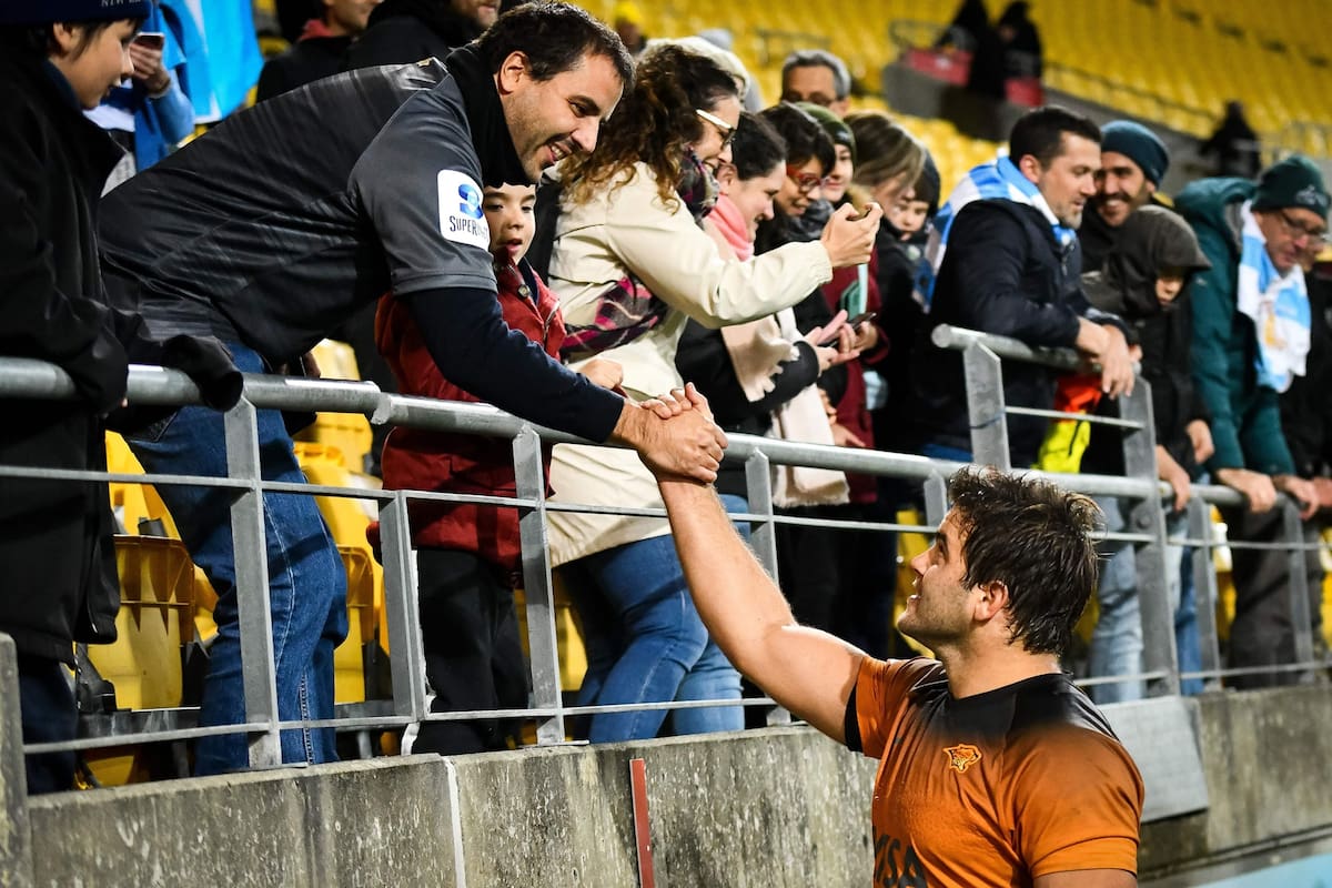 Santiago Medrano saluda a los hinchas