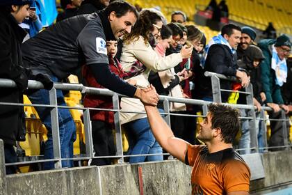 Santiago Medrano saluda a los hinchas