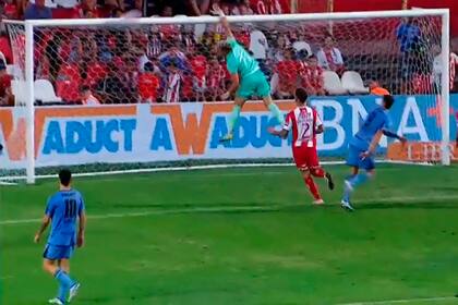 Santiago Mele, arquero de Unión, vuela y no puede hacer nada para evitar el gol olímpico de Matías "Caco" García, de Belgrano de Córdoba