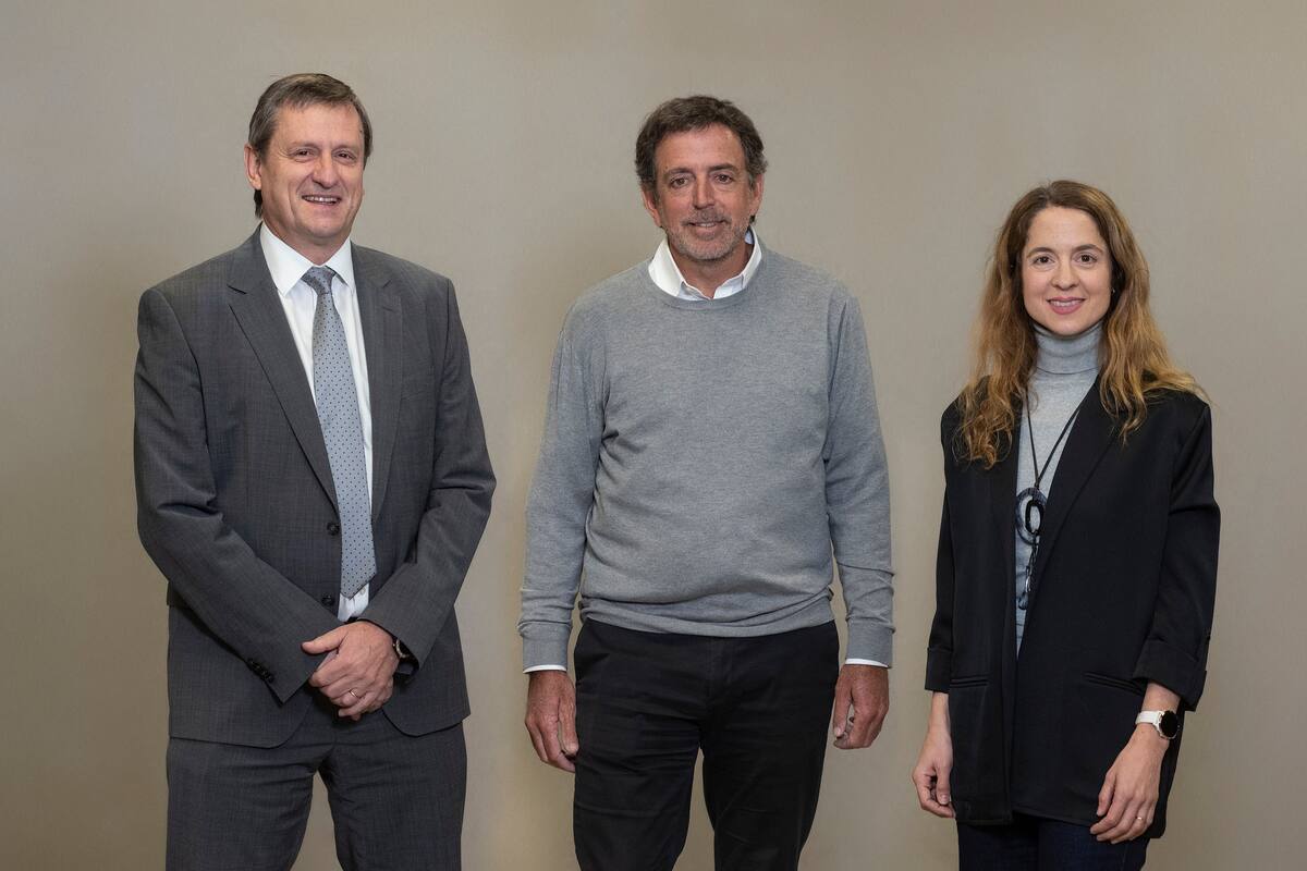 Santiago Mignone, presidente de IDEA y socio de PwC Argentina; Mariano Bosch, presidente del Coloquio y cofundador y CEO de Adecoagro, y Luciana Paoletti, directora ejecutiva de IDEA, en la presentación del 61° Coloquio