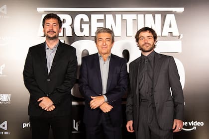 Santiago Mitre, Ricardo Darin y Peter Lanzani. director y protagonistas de Argentina, 1985, disponible en Amazon Prime Video