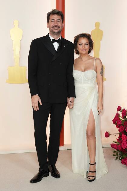 Santiago Mitre y Dolores Fonzi caminaron juntos por la alfombra roja. Ella lució un vestido en color marfil y zapatos negros