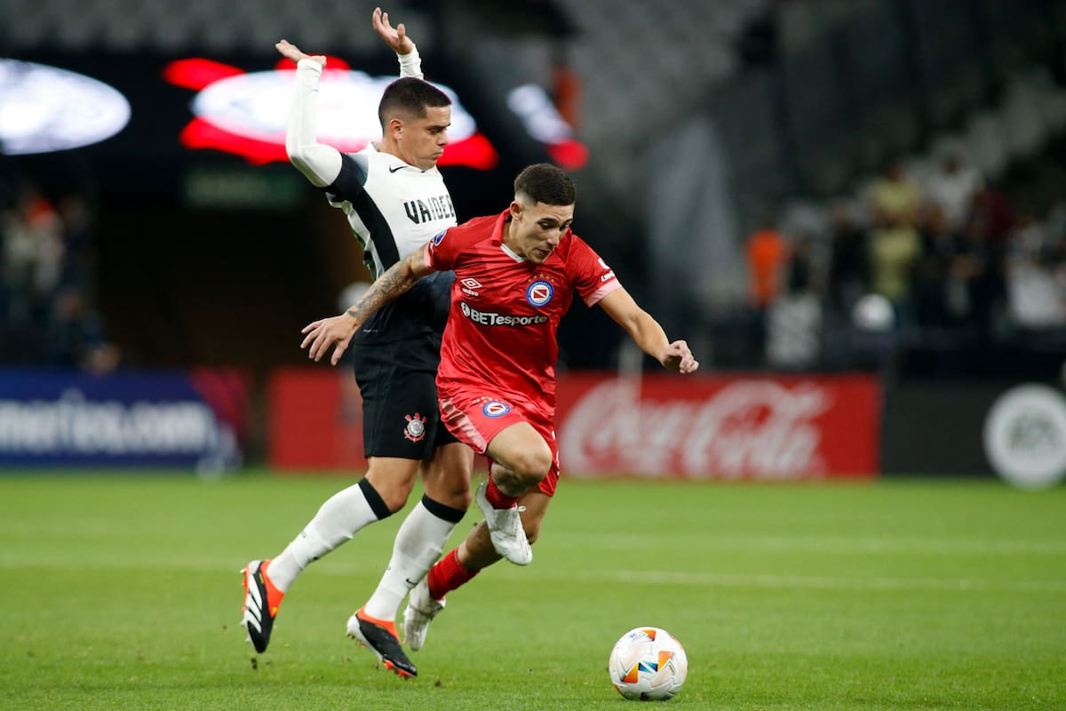 Santiago Montiel ataca y Fagner trata de evitar derribarlo; el desarrollo del partido fue opuesto, porque Corinthians arrolló a un Argentinos Juniors impotente, que quedó sin posibilidades de levantar la Copa Sudamericana.