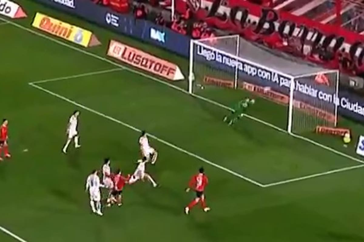 Santiago Montiel ya sacó el remate que se meterá en el ángulo superior izquierdo del arquero de Newell's